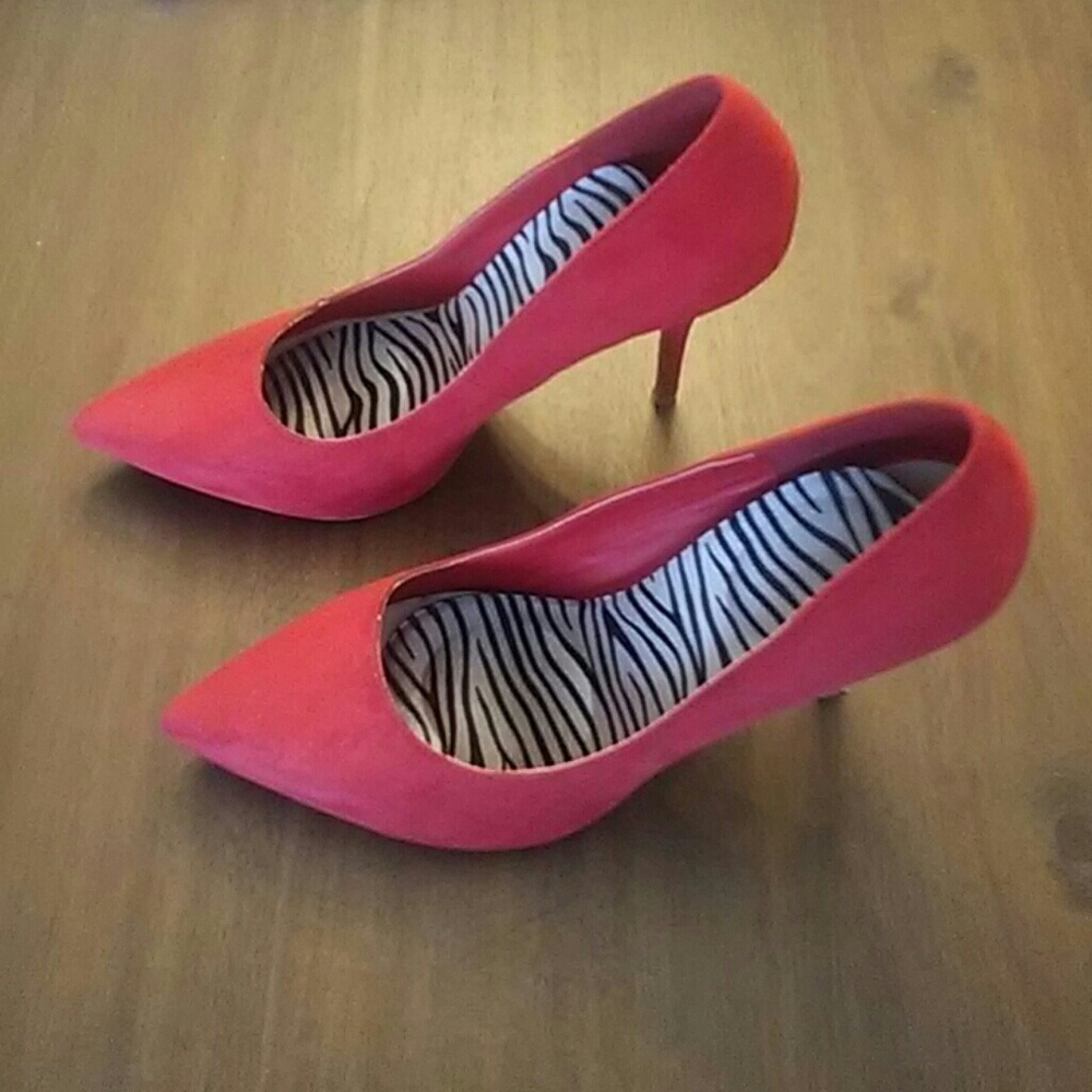 Red Velvet Heels 👠